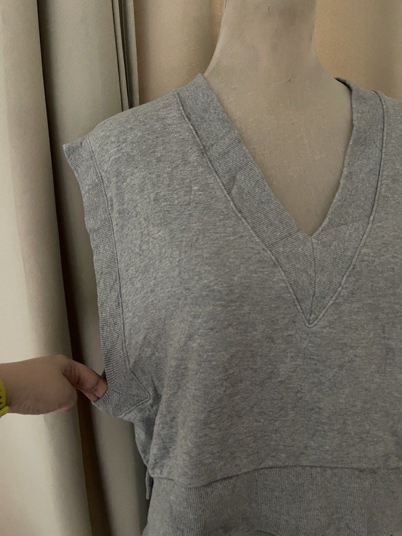 Grey Cropped Sweatshirt vest (Category: Sleeveless) located in Cainta. Submitted by zlove111 (Listing ID 1463810407, Image 2). Description: - Grey cropped sweatshirt top - V-neck design - Sleeveless style - Ribbed hem - Comfy and casual - Great for layering or wearing alone - Easy to style with jeans or shortsmed-large.