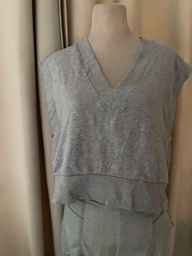 Grey Cropped Sweatshirt vest (Category: Sleeveless) located in Cainta. Submitted by zlove111 (Listing ID 1463810407, Image 1). Description: - Grey cropped sweatshirt top - V-neck design - Sleeveless style - Ribbed hem - Comfy and casual - Great for layering or wearing alone - Easy to style with jeans or shortsmed-large.