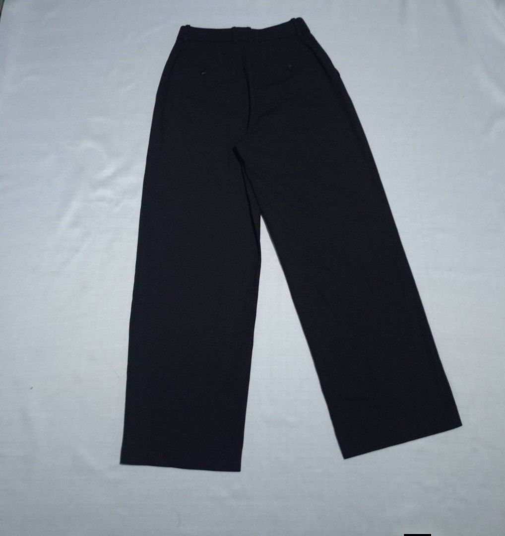 GU Black Wide Leg Pants Size L (Category: Jeans) located in Makati City. Submitted by kawaiilily_23 (Listing ID 1463833497, Image 2). Description: - GU black wide leg pants - High waisted style - Relaxed fit - Pleated front detail - Versatile for casual or work outfits - Easy to pair with various tops.