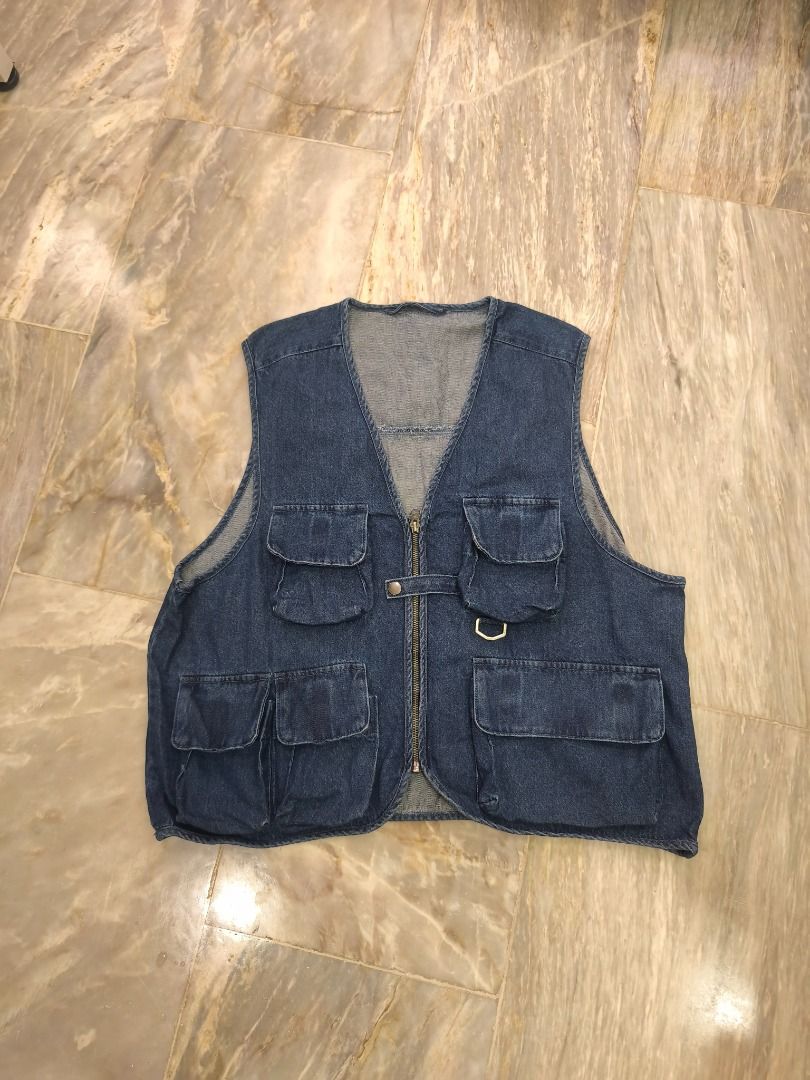 GU Denim Vest (Category: Vests) located in Lucena. Submitted by 0174.archive (Listing ID 1463781116, Image 1). Description: very good used condition no flaws Actual Measurements (inches) Chest (pit to pit): 22.5 Length: 24 Message before buying. Items are pre-loved / second hand used. Manage your expectations. Buy with confidence. No return no exchange. Additional Shipping Fee Ship via JRS / JNT MOP GCASH / BPI .