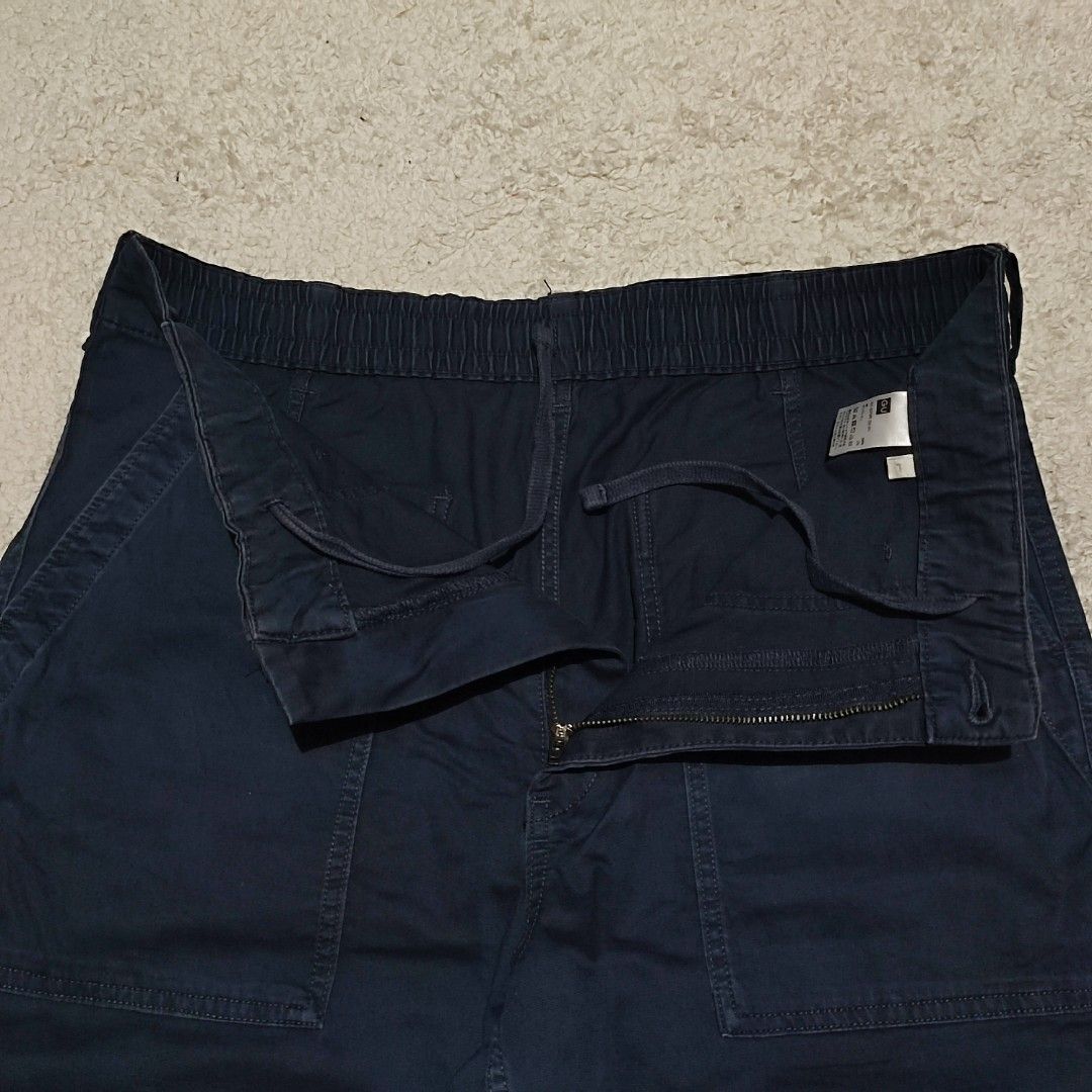 GU Navy Blue Utility Pants Size L (Category: Trousers) located in Manila. Submitted by anthonig (Listing ID 1463936343, Image 3). Description: Length: 39 inches outseam Width: 32 inches Hem: 8.5 inches Price: 400 pesos Condition: 9.2/10 Issues: minimal fading (2nd photo left pocket) PM if interested or for inquiries Meetups within MANILA only Can do shipping at buyers expense .