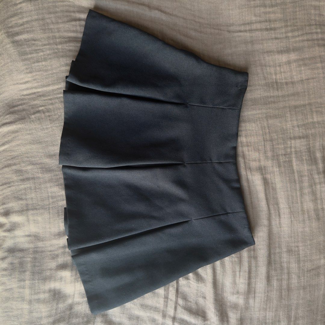 GU Pleated Mini Skirt (Category: Skirts) located in Taguig. Submitted by jas_7 (Listing ID 1463791866, Image 1). Description: - GU black pleated mini skirt - High-waisted design - Tag indicates size XL - Side zipper closure - Perfect for casual or dressy outfits - Easy to style with various tops.