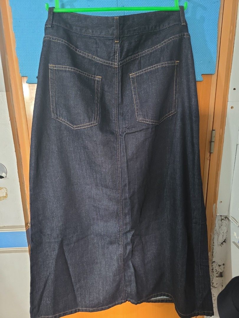 GU skirt (Category: Skirts) located in Manila. Submitted by meriux2026 (Listing ID 1463797049, Image 2). Description: brandnew with tag japan bought.