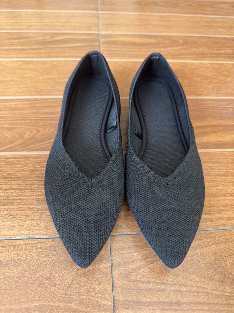 GU washable knit flats (bundle) (Category: Flats & Sandals) located in Quezon City. Submitted by eli_wyd (Listing ID 1463747469, Image 2). Description: Size is 23.0! 1k for both.