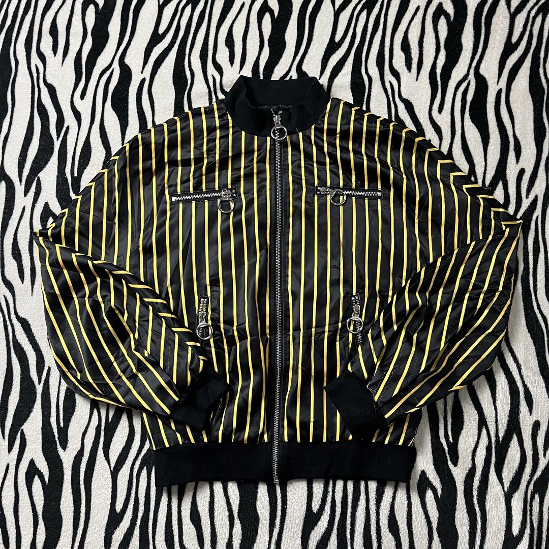 Gucci jacket (Category: Luxury Apparel) located in Manila. Submitted by royaldripmanila (Listing ID 1463870823, Image 1). Description: No issue W19 L23.