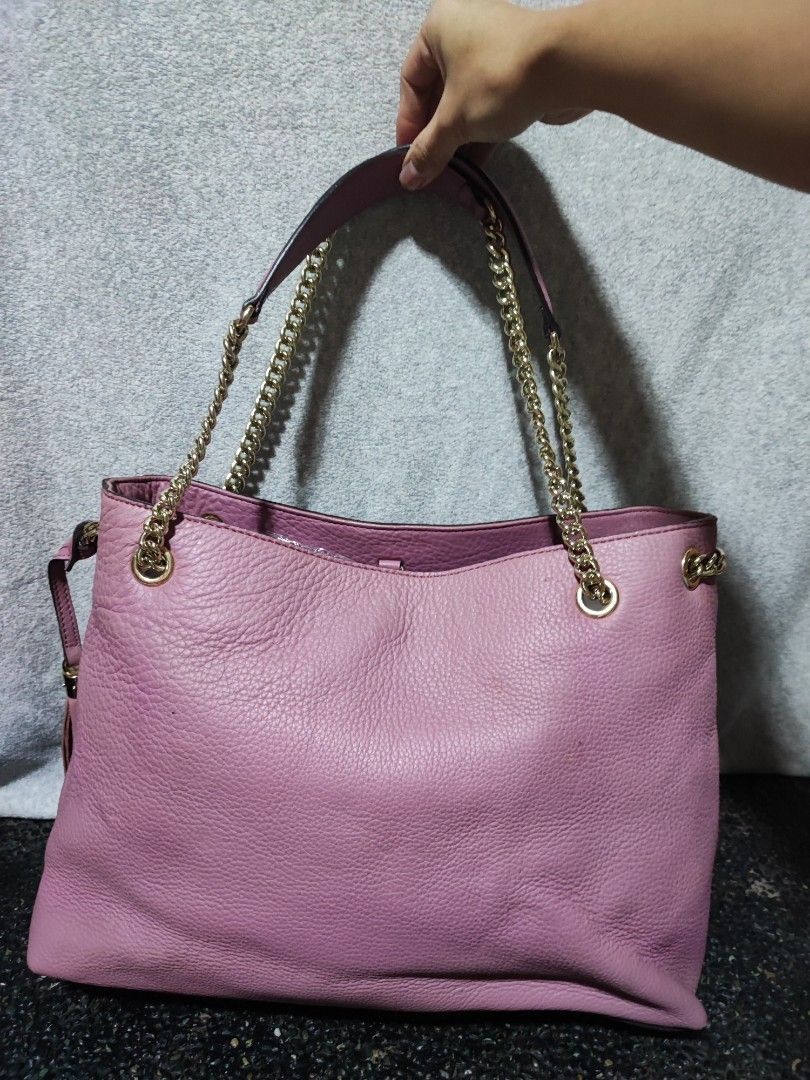 Gucci Leather Soho Chain Shoulder Bag (Category: Luxury Bags & Wallets) located in Baguio. Submitted by jayrgijc52758 (Listing ID 1463747998, Image 2). Description: Gucci Soho large shoulder bag Faded yang front nya.. parang design nya din lang No other flaws Shiny pa hardwares nya 1500.