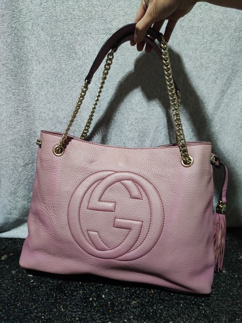 Gucci Leather Soho Chain Shoulder Bag (Category: Luxury Bags & Wallets) located in Baguio. Submitted by jayrgijc52758 (Listing ID 1463747998, Image 1). Description: Gucci Soho large shoulder bag Faded yang front nya.. parang design nya din lang No other flaws Shiny pa hardwares nya 1500.