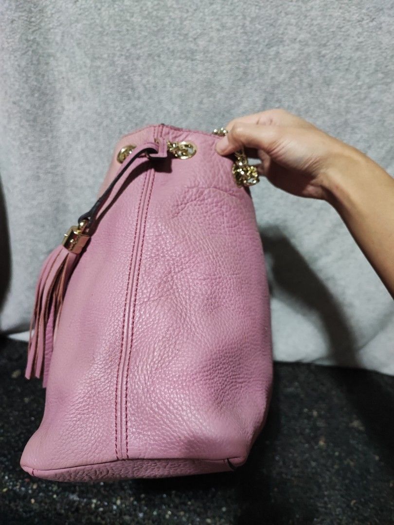 Gucci Leather Soho Chain Shoulder Bag (Category: Luxury Bags & Wallets) located in Baguio. Submitted by jayrgijc52758 (Listing ID 1463747998, Image 3). Description: Gucci Soho large shoulder bag Faded yang front nya.. parang design nya din lang No other flaws Shiny pa hardwares nya 1500.