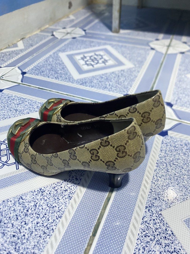 Gucci sandal (Category: Sandals) located in Tumauini. Submitted by calmearth-bc99 (Listing ID 1463749158, Image 2). Description: Gucci authentic sandal.