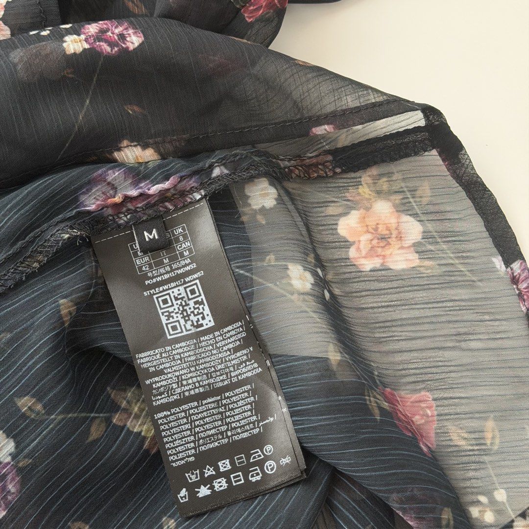 Guess Floral Polo (WITH TAG) (Category: Blouses) located in Las Pinas. Submitted by frances.finds (Listing ID 1463814894, Image 3). Description: - LAST PRICE - RFS: was originally bought as a gift for someone, but no longer needed.