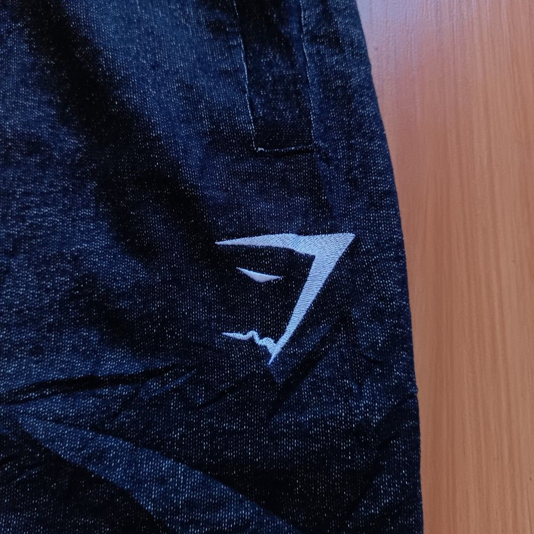 GYM SHARK SHORT (Category: Shorts) located in Baybay. Submitted by dathrifted (Listing ID 1463860270, Image 2). Description: GYM SHARK SHORT Waistline- 28-34 Length- 20 EXCELLENT CONDITION PM if Interested 📩📩📩.