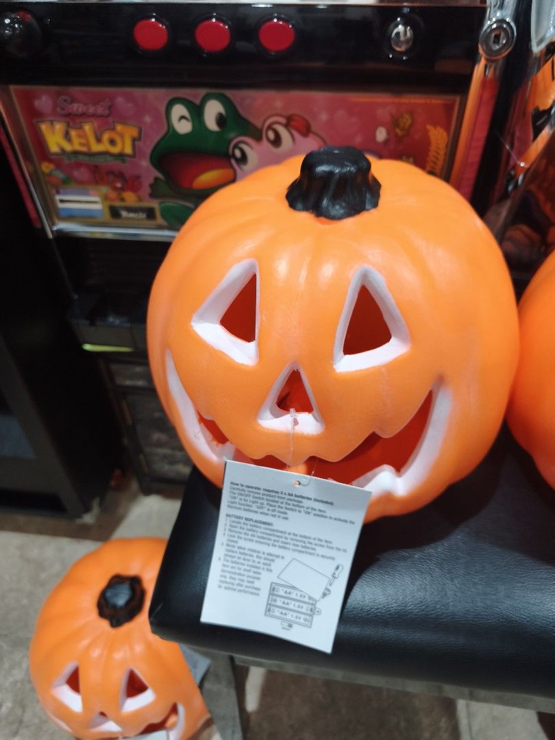 Haloween Decor (Category: Other Merchandise) located in Paranaque City. Submitted by manilagolfmarket (Listing ID 1463926501, Image 3). Description: For Sale Brand New Pumpkin decor with lights for only 1.8k each.