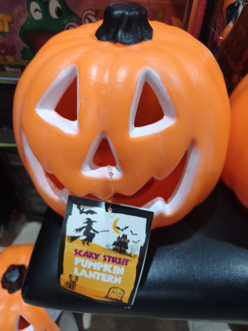 Haloween Decor (Category: Other Merchandise) located in Paranaque City. Submitted by manilagolfmarket (Listing ID 1463926501, Image 2). Description: For Sale Brand New Pumpkin decor with lights for only 1.8k each.