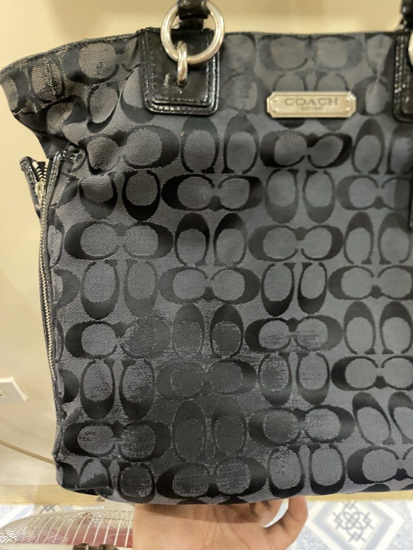 Hang carry coach bag (Category: Shoulder Bags) located in Tumauini. Submitted by calmearth-bc99 (Listing ID 1463754830, Image 3). Description: Well used coach bag.