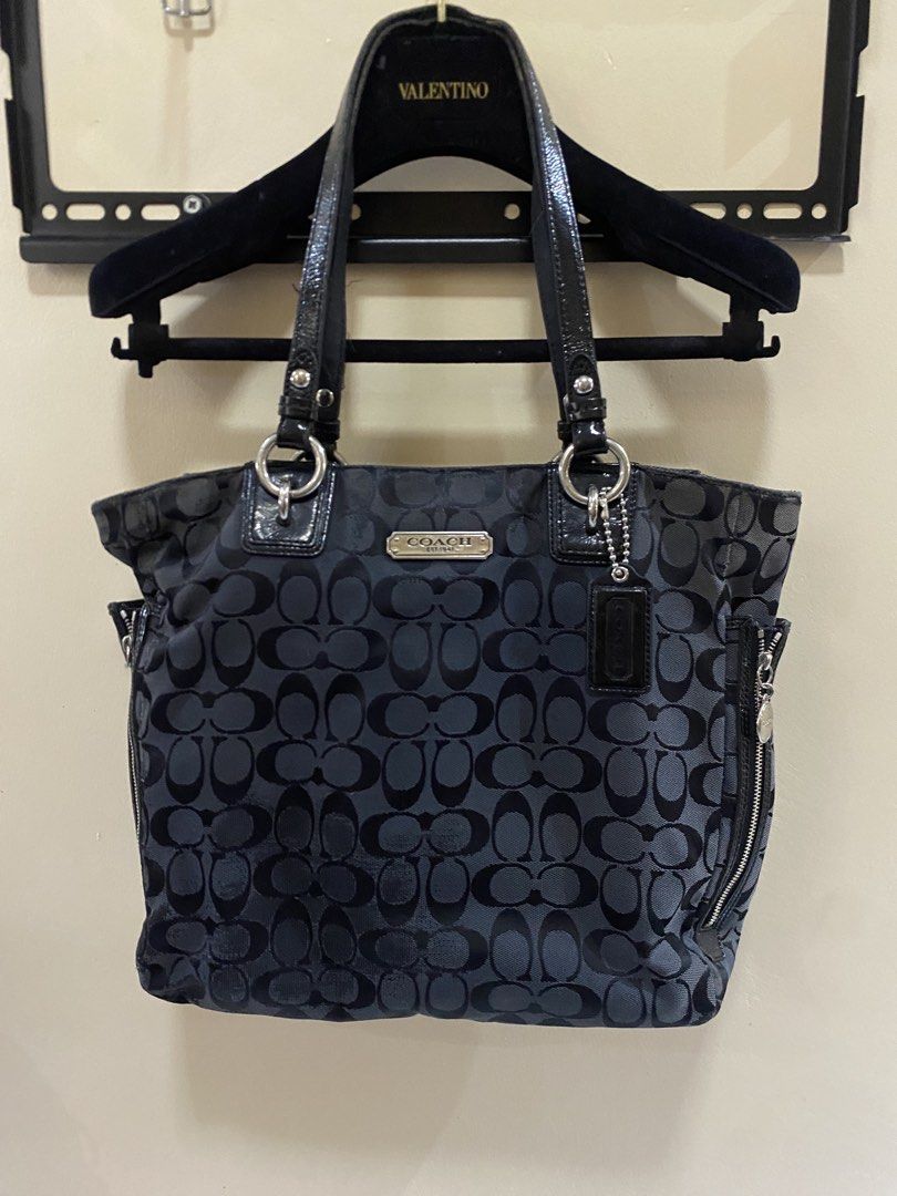 Hang carry coach bag (Category: Shoulder Bags) located in Tumauini. Submitted by calmearth-bc99 (Listing ID 1463754830, Image 1). Description: Well used coach bag.