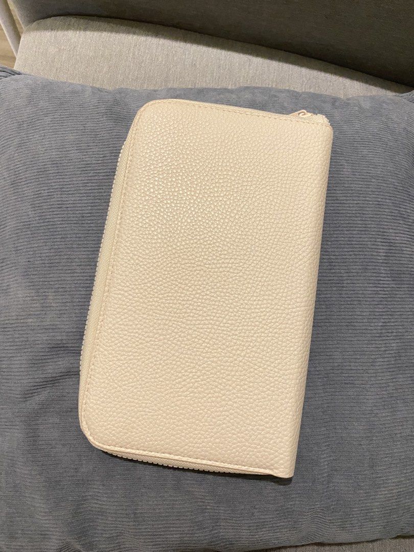 Happy Skin Full Brush Case (Category: Makeup) located in Mandaluyong City. Submitted by kaeah_ (Listing ID 1463930970, Image 2). Description: Selling my full brush case from Happy Skin x Marj collection. Buyer must shoulder the sf..