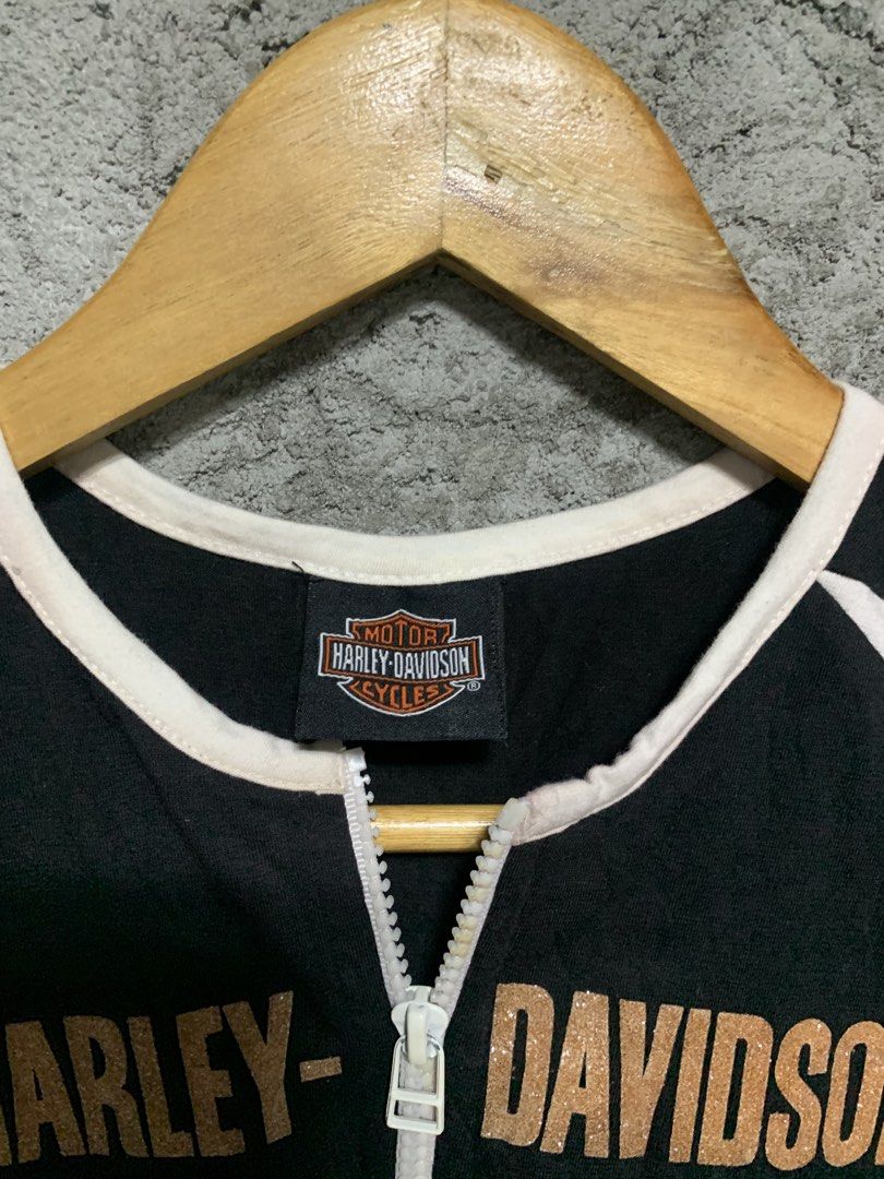Harley-Davidson Sleeveless Zip-Up Top (Category: Sleeveless) located in Taguig. Submitted by jeffreydes45725 (Listing ID 1463747512, Image 3). Description: - Black sleeveless top - Authentic Harley-Davidson logo on front and back - Zip-up neckline for adjustable style - White and pink accent details on the sides - Comfortable and stylish for casual wear or a biker look.