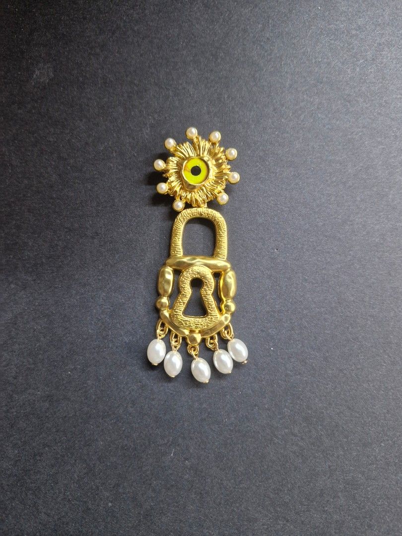 Hello Young-Eye Brooch 2 (Category: Brooches) located in Taguig. Submitted by mommaschoice (Listing ID 1463828737, Image 1). Description: Brand New Unisex use Lightweight won't damage the fabric Adorned w/ faux pearls Ships nationwide.