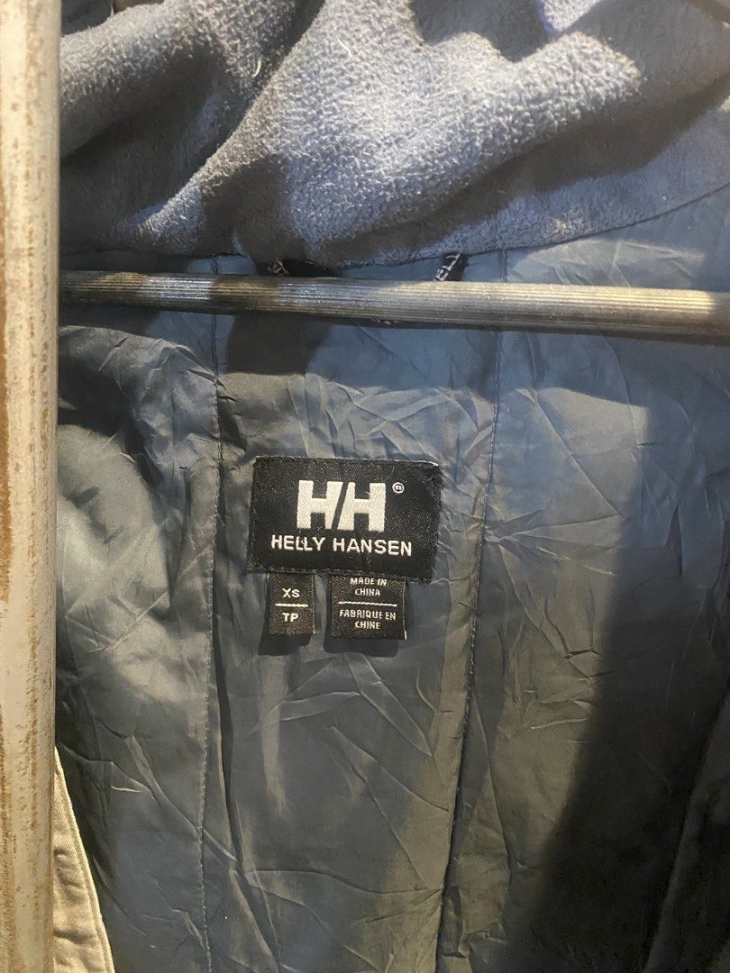 Helly hansen jacket (Category: Coats, Jackets and Outerwear) located in Legazpi City. Submitted by dimas_loot (Listing ID 1463868278, Image 2). Description: No issue Size xl Authentic 1500.