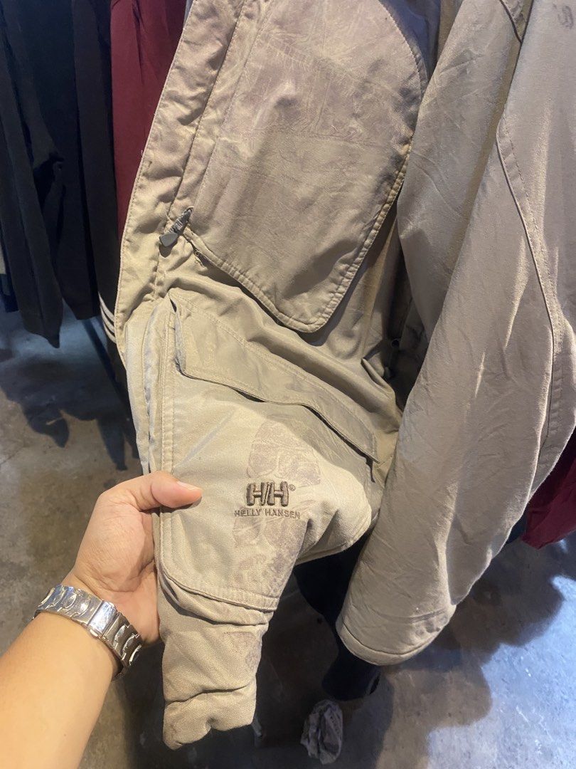 Helly hansen jacket (Category: Coats, Jackets and Outerwear) located in Legazpi City. Submitted by dimas_loot (Listing ID 1463868278, Image 3). Description: No issue Size xl Authentic 1500.