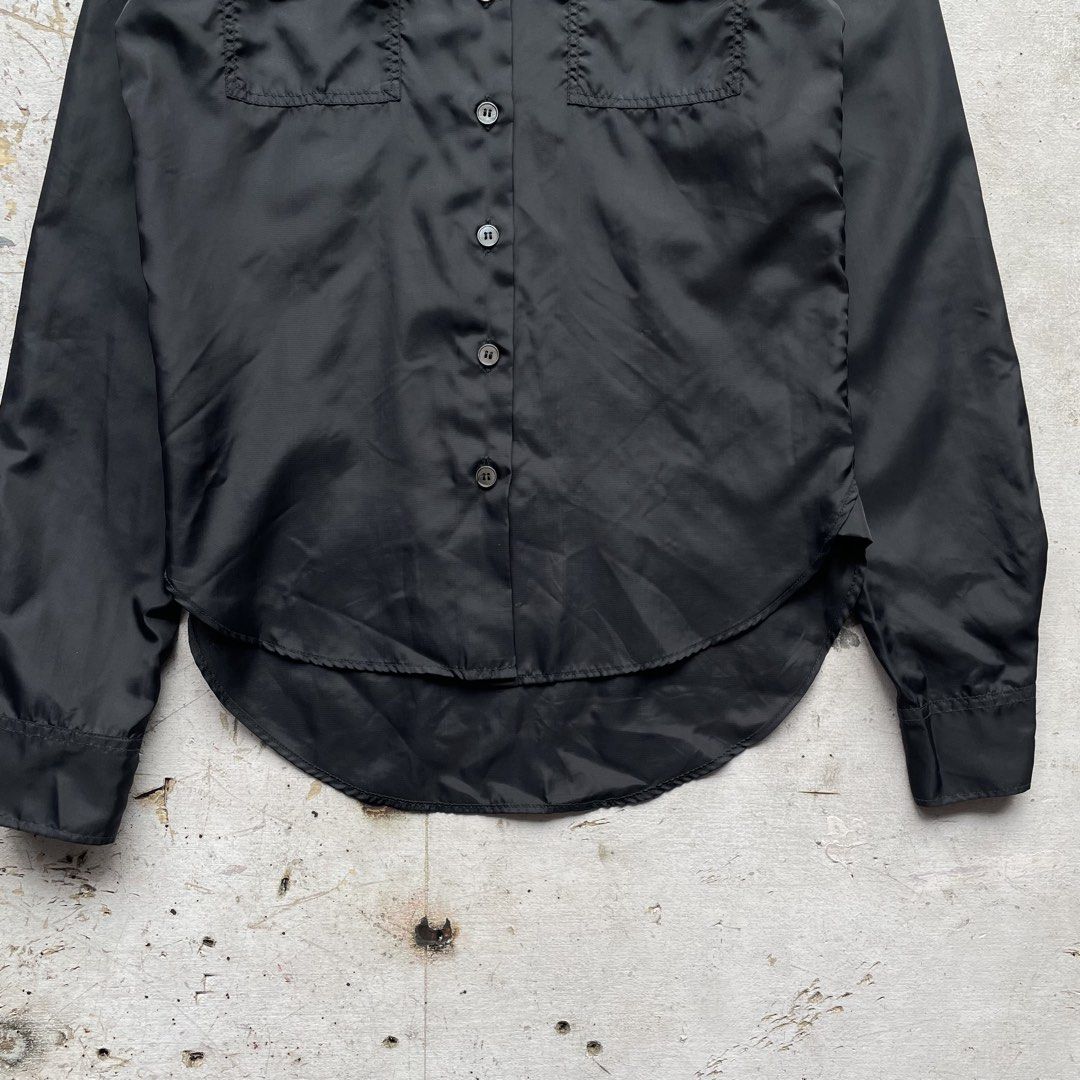 Helmut Lang AW96 Coated Fine Tailored Workwear LS (Category: Activewear) located in Manila. Submitted by walter_wt (Listing ID 1463834824, Image 3). Description: Helmut Lang AW96 Coated Fine tailored LS Tagged Size- 40 Measurement- Chest- 17.5 Length- 27.5 Shoulder- 15 Sleeve length- 25 Condition- 9.5/10 No issue Helmut Lang shiny polyester shirt with chest pockets from A/W 1996-1997. In excellent used condition with minor signs of wear. -Bringin