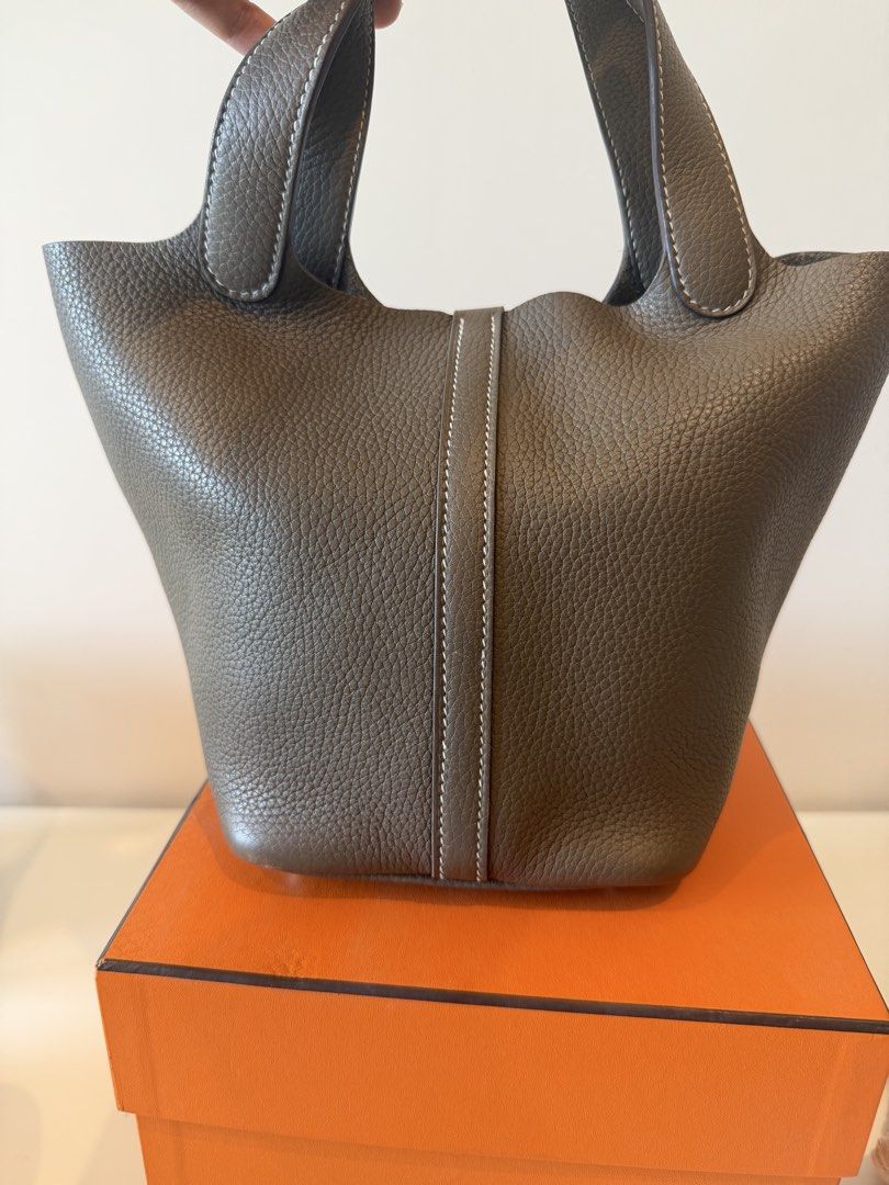 Hermes Picotin Lock 18 大象灰 Etoupe （分類：手袋及銀包）位於 Hong Kong。 由 cherrycake26 提交（商品編號 1463804280，圖片 3）。簡介： Full Set 有copy 單 歐洲Hermes專門店購入。