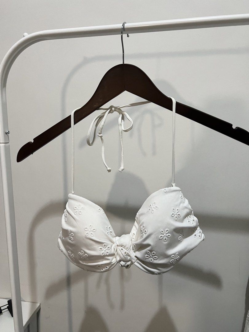 H&M Bikini top (Category: Bikinis & Swimsuits) located in Quezon City. Submitted by styleandcomfort (Listing ID 1463875190, Image 2). Description: No tag but brand new never worn Store bought from h&m Original price is 2,500 Message me for inquiries 😊.