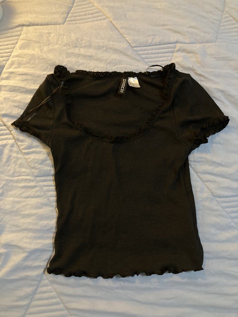 H&M Black Cropped Top (Category: Blouses) located in Quezon City. Submitted by jazminrosee (Listing ID 1463780643, Image 1). Description: •same day delivery.