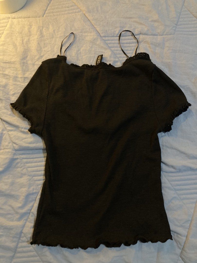 H&M Black Cropped Top (Category: Blouses) located in Quezon City. Submitted by jazminrosee (Listing ID 1463780643, Image 2). Description: •same day delivery.