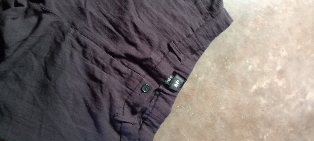 H&M Black Linen Blend Pants (Category: Trousers) located in Manila. Submitted by ezekislacl02490 (Listing ID 1463770363, Image 2). Description: - Black H&M pants - Breathable linen blend fabric - Comfortable elasticated back waistband - Secure button and zip closure - Convenient side pockets - Versatile for casual and smart-casual outfits - Effortless to style.