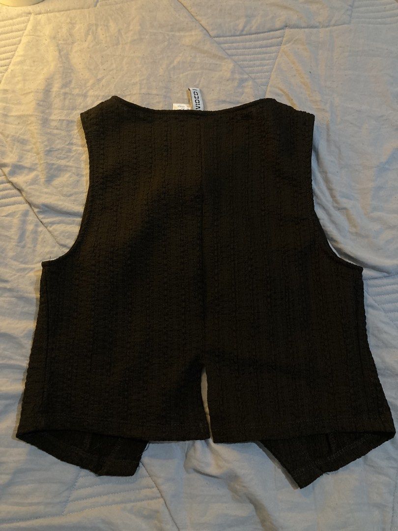 H&M Buttoned Tank Top (Category: Sleeveless) located in Quezon City. Submitted by jazminrosee (Listing ID 1463781689, Image 2). Description: •used once •same day delivery.