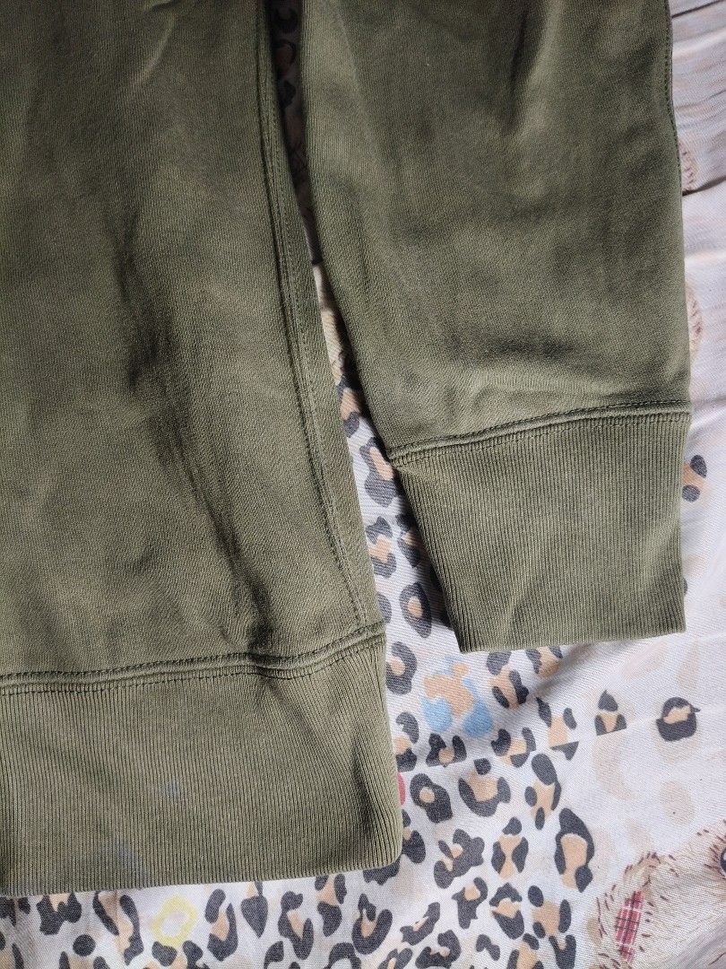 H&M Dark Green Sweater (Category: Hoodies) located in Lapu Lapu. Submitted by hooman422 (Listing ID 1463815111, Image 3). Description: H&M Dark Green Sweater Long sleeve Cotton Small defective Color Bought this in the physical store itself.