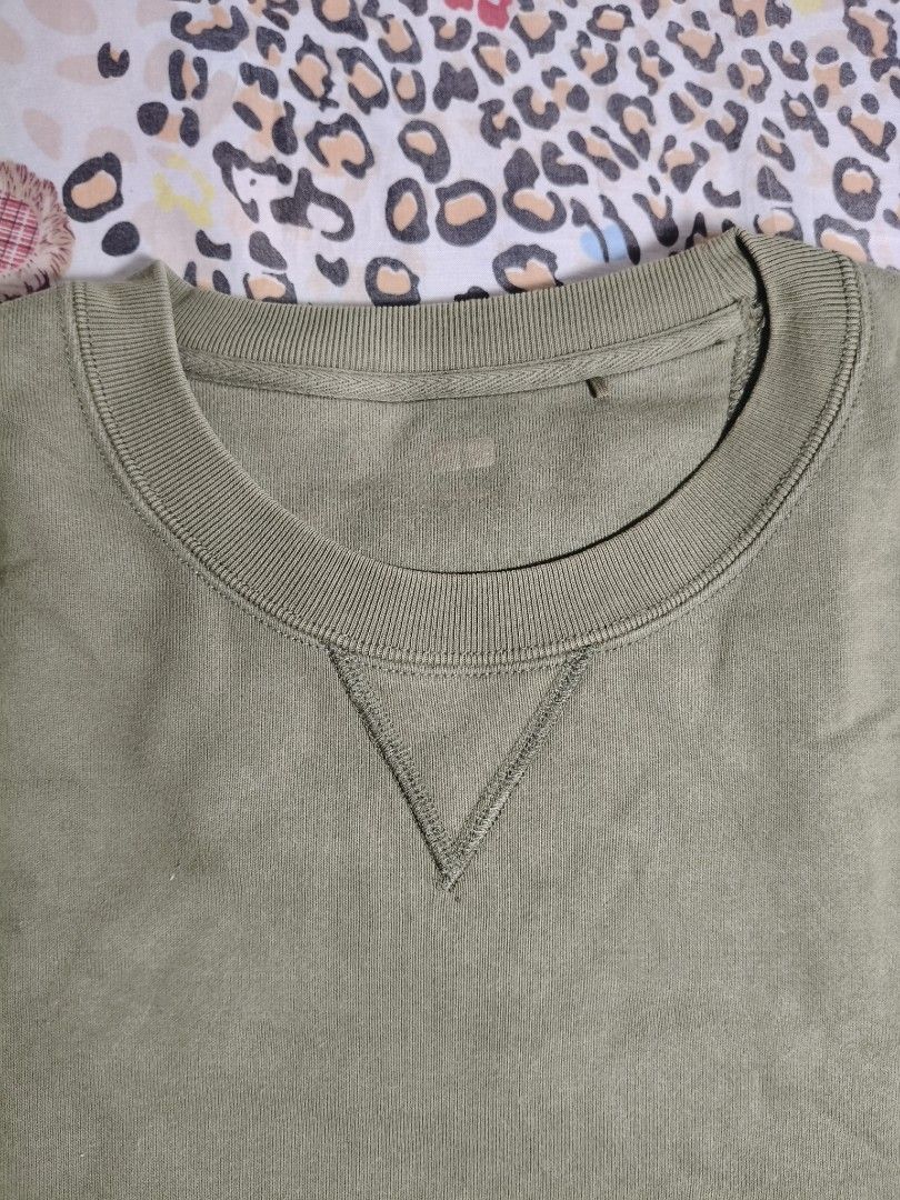 H&M Dark Green Sweater (Category: Hoodies) located in Lapu Lapu. Submitted by hooman422 (Listing ID 1463815111, Image 2). Description: H&M Dark Green Sweater Long sleeve Cotton Small defective Color Bought this in the physical store itself.
