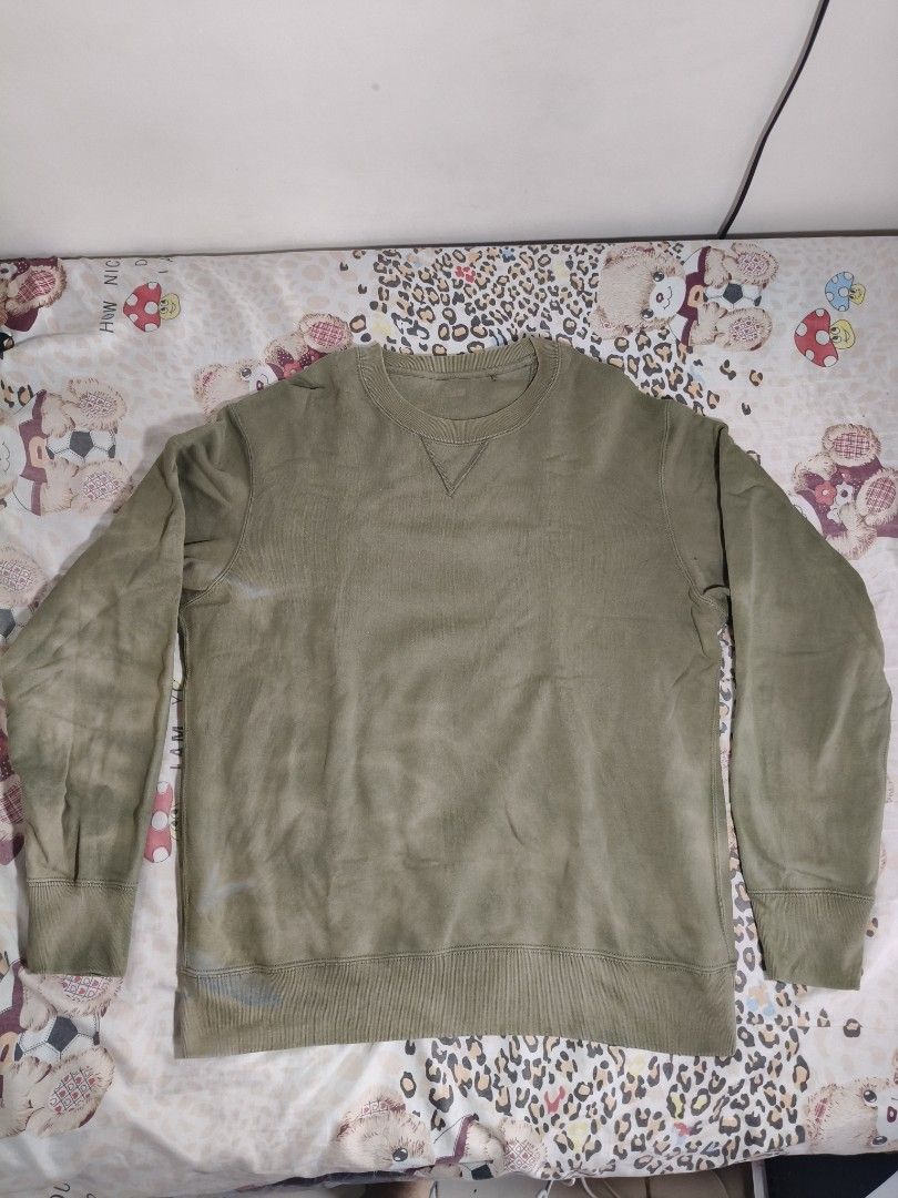 H&M Dark Green Sweater (Category: Hoodies) located in Lapu Lapu. Submitted by hooman422 (Listing ID 1463815111, Image 1). Description: H&M Dark Green Sweater Long sleeve Cotton Small defective Color Bought this in the physical store itself.