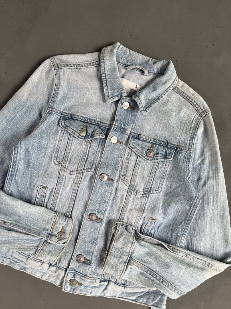 H&M DENIM JACKET (Category: Coats, Jackets and Outerwear) located in Quezon City. Submitted by kentstuff (Listing ID 1463829201, Image 2). Description: H&M Size S On Tag Shoulder-Hem : 20” Pit-Pit : 17” Condition: Excellent CR: 9.8/10 Flaws: ❌ Needwash DISCLAIMER: This is a thrifted item. All brands, logos, and trademarks belong to their rightful owners. We’re here to rehome great pieces — no brand affiliation intended..