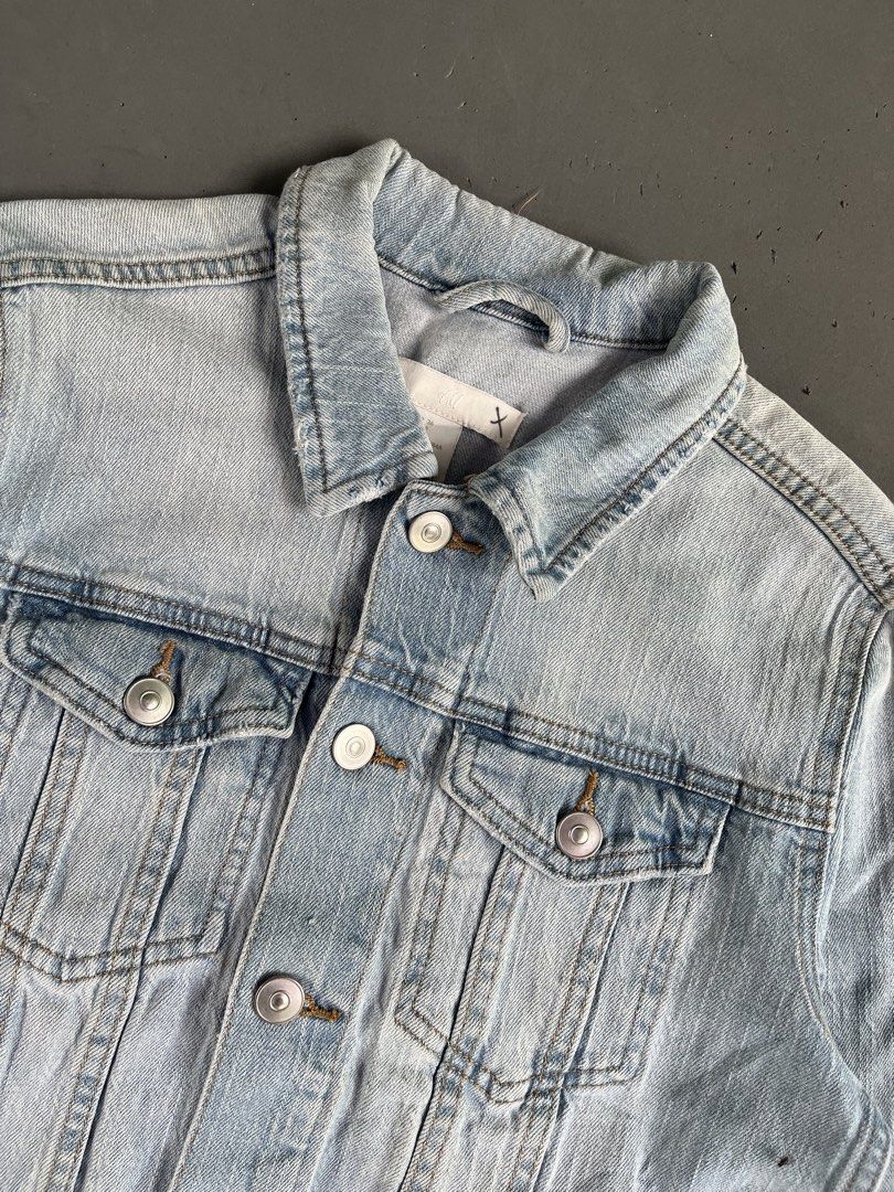 H&M DENIM JACKET (Category: Coats, Jackets and Outerwear) located in Quezon City. Submitted by kentstuff (Listing ID 1463829201, Image 3). Description: H&M Size S On Tag Shoulder-Hem : 20” Pit-Pit : 17” Condition: Excellent CR: 9.8/10 Flaws: ❌ Needwash DISCLAIMER: This is a thrifted item. All brands, logos, and trademarks belong to their rightful owners. We’re here to rehome great pieces — no brand affiliation intended..