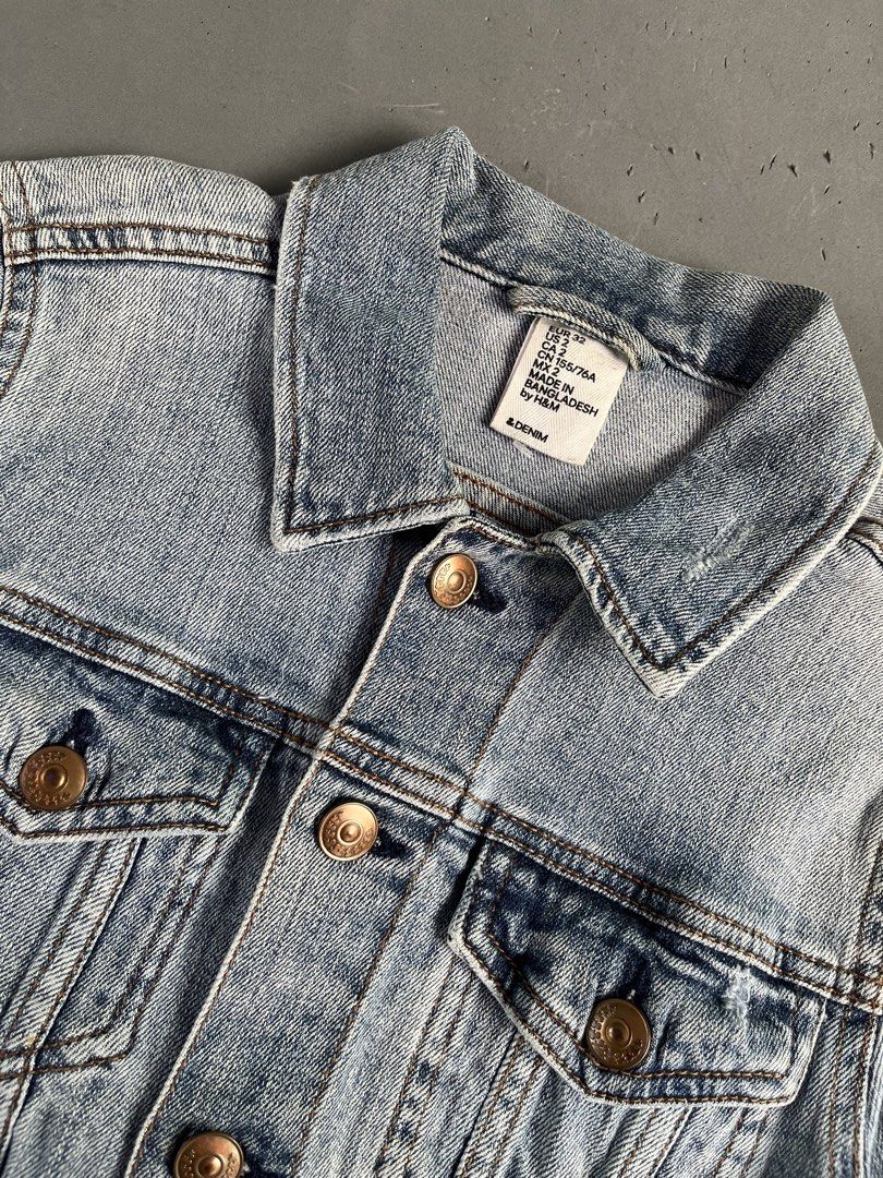 H&M DENIM JACKET (Category: Coats, Jackets and Outerwear) located in Quezon City. Submitted by kentstuff (Listing ID 1463830794, Image 3). Description: H&M Size S On Tag Shoulder-Hem : 19” Pit-Pit : 15” Condition: Excellent CR: 9.8/10 Flaws: ❌ Needwash DISCLAIMER: This is a thrifted item. All brands, logos, and trademarks belong to their rightful owners. We’re here to rehome great pieces — no brand affiliation intended..