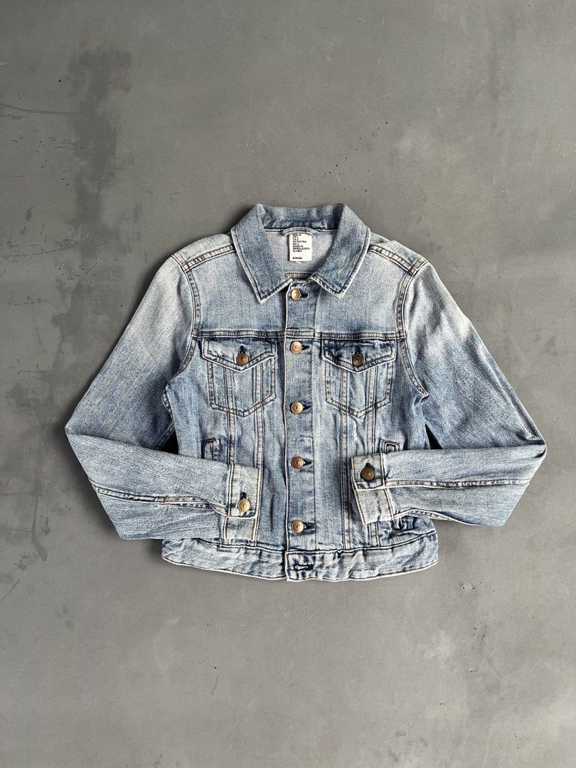 H&M DENIM JACKET (Category: Coats, Jackets and Outerwear) located in Quezon City. Submitted by kentstuff (Listing ID 1463830794, Image 1). Description: H&M Size S On Tag Shoulder-Hem : 19” Pit-Pit : 15” Condition: Excellent CR: 9.8/10 Flaws: ❌ Needwash DISCLAIMER: This is a thrifted item. All brands, logos, and trademarks belong to their rightful owners. We’re here to rehome great pieces — no brand affiliation intended..