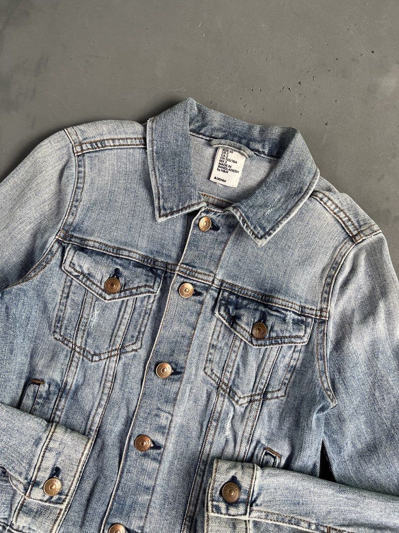 H&M DENIM JACKET (Category: Coats, Jackets and Outerwear) located in Quezon City. Submitted by kentstuff (Listing ID 1463830794, Image 2). Description: H&M Size S On Tag Shoulder-Hem : 19” Pit-Pit : 15” Condition: Excellent CR: 9.8/10 Flaws: ❌ Needwash DISCLAIMER: This is a thrifted item. All brands, logos, and trademarks belong to their rightful owners. We’re here to rehome great pieces — no brand affiliation intended..
