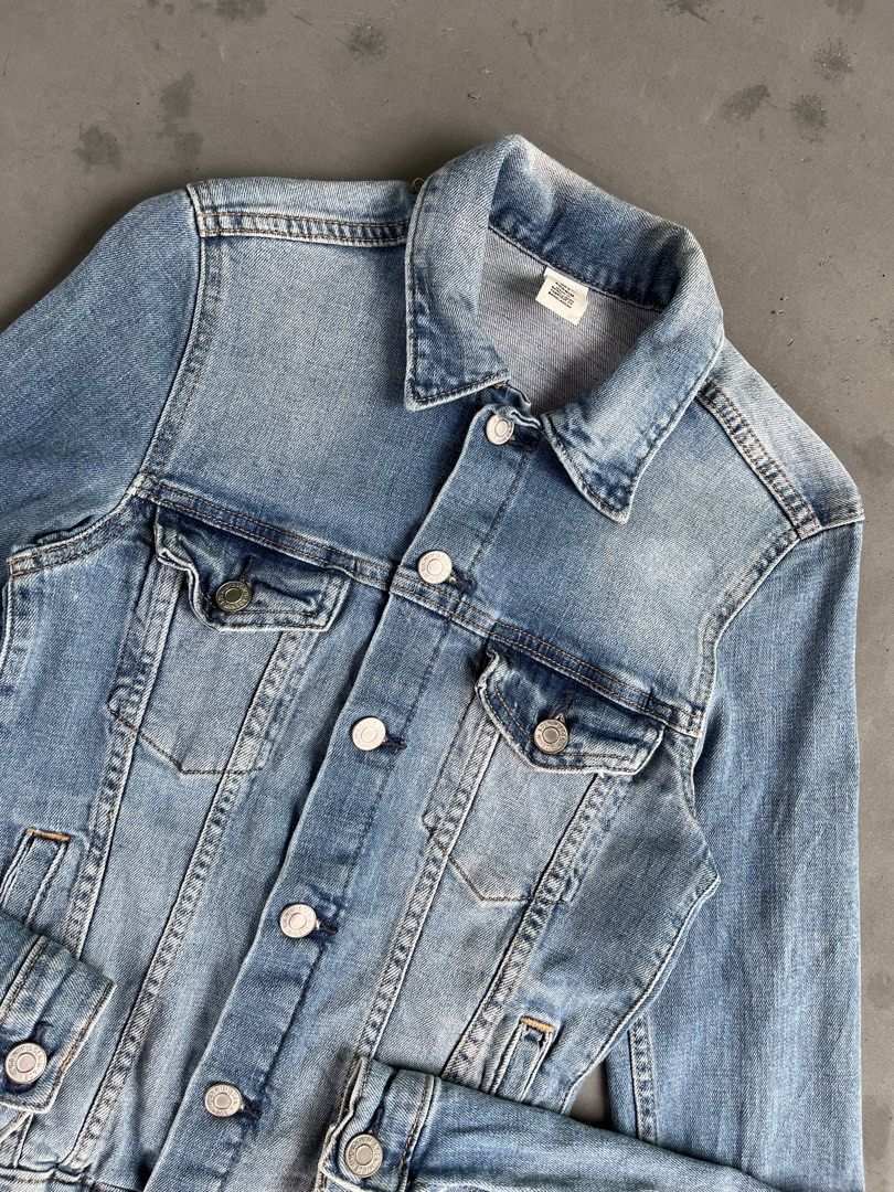 H&M DENIM JACKET (Category: Coats, Jackets and Outerwear) located in Quezon City. Submitted by kentstuff (Listing ID 1463835186, Image 2). Description: H&M Size S On Tag Shoulder-Hem : 21” Pit-Pit : 14.5” Condition: Excellent CR: 9.8/10 Flaws: ❌ Needwash DISCLAIMER: This is a thrifted item. All brands, logos, and trademarks belong to their rightful owners. We’re here to rehome great pieces — no brand affiliation intended..