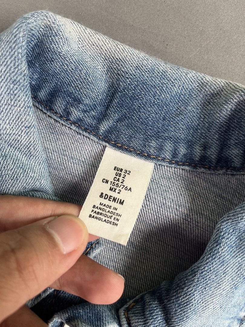 H&M DENIM JACKET (Category: Coats, Jackets and Outerwear) located in Quezon City. Submitted by kentstuff (Listing ID 1463835186, Image 3). Description: H&M Size S On Tag Shoulder-Hem : 21” Pit-Pit : 14.5” Condition: Excellent CR: 9.8/10 Flaws: ❌ Needwash DISCLAIMER: This is a thrifted item. All brands, logos, and trademarks belong to their rightful owners. We’re here to rehome great pieces — no brand affiliation intended..