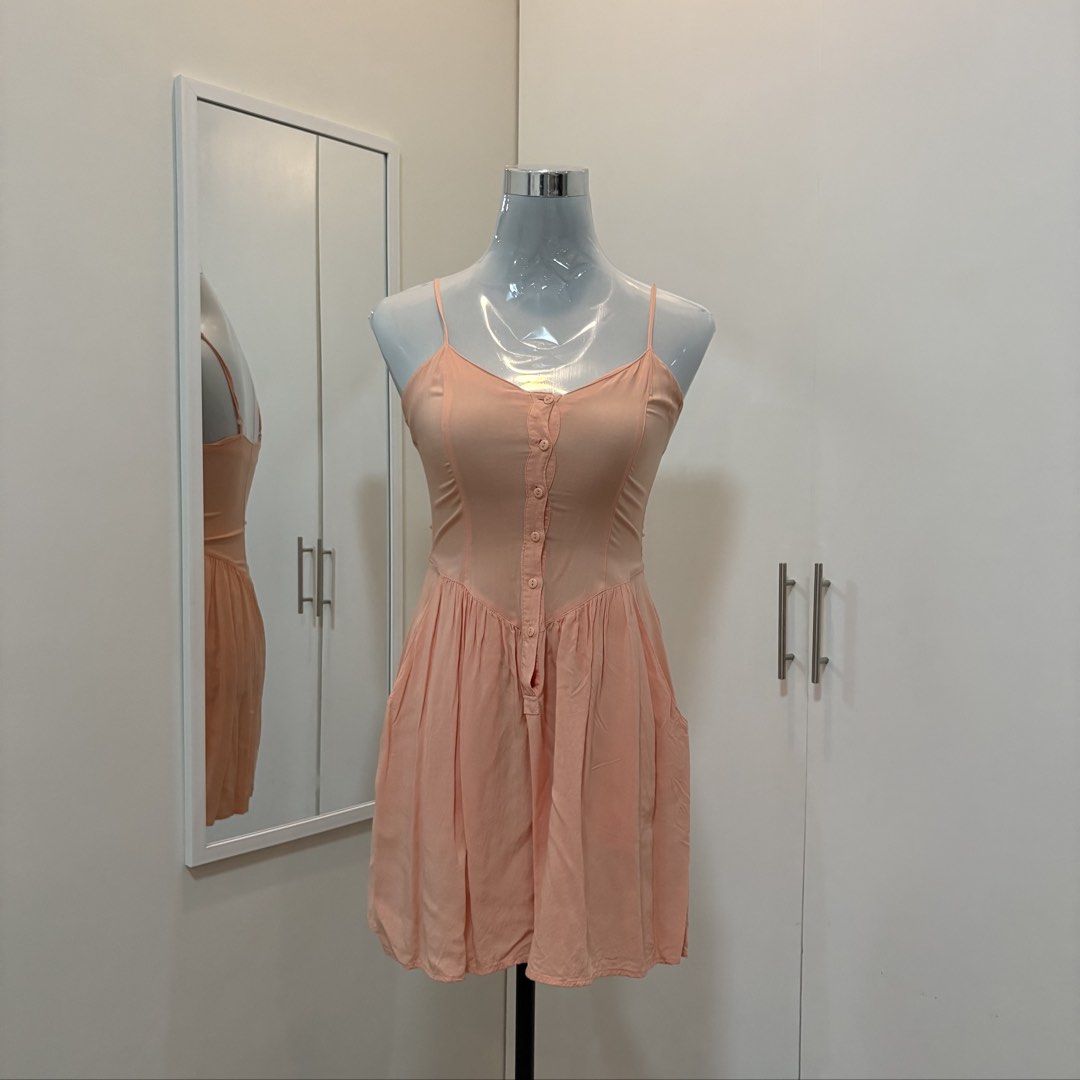 H&M dress with side pockets (Category: Dresses) located in Angeles City. Submitted by declutteredcloset_ (Listing ID 1463905571, Image 1). Description: Xs-s.