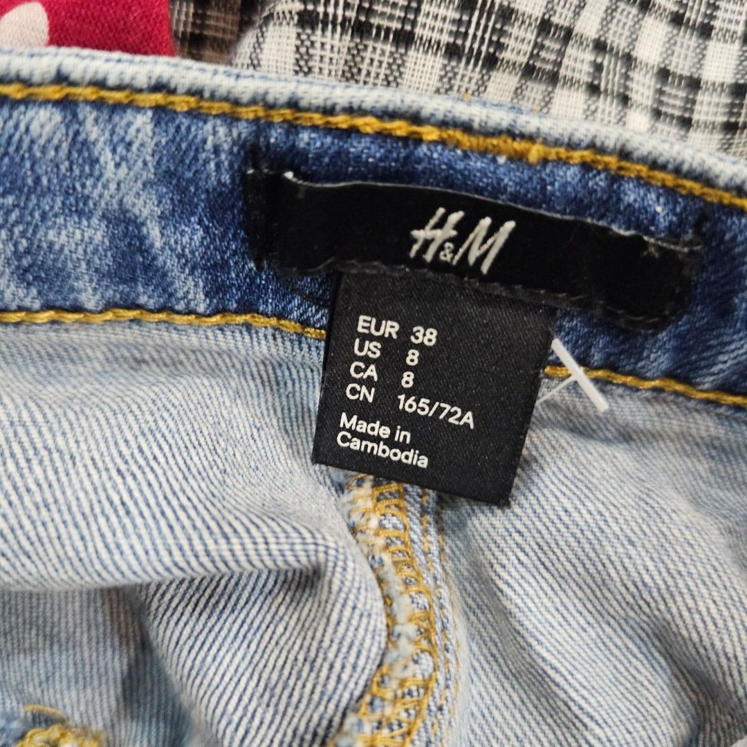 H&M Light Wash Denim Shorts (Category: Shorts) located in Makati City. Submitted by goldenbird.001 (Listing ID 1463891729, Image 2). Description: .