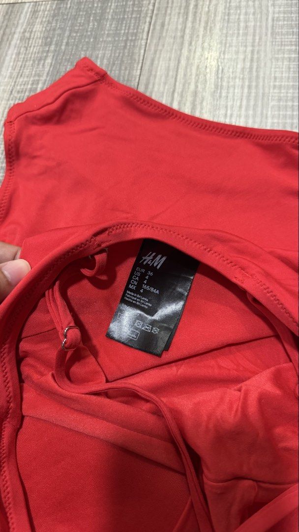 H&M onepiece (Category: Bikinis & Swimsuits) located in Orani. Submitted by iveecrz (Listing ID 1463903473, Image 3). Description: Fits S-M.