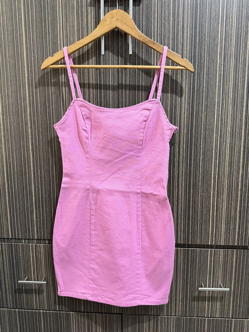 H&M Pink Dress (Category: Dresses) located in Manila. Submitted by maiserdaz (Listing ID 1463807412, Image 1). Description: PLEASE READ BEFORE SENDING OFFER -No lowballer. Price posted is already low. -24hours reservation only. -Please no joy reserver. RFS: Decluttering MOP: BDO BPI Gcash Shipping via lalamove - pin loc near SM Valenzuela Or standard shipping Manila - 90 - Cute pink mini dress - Spaghetti straps - Fitted silhouette - Versatile fo