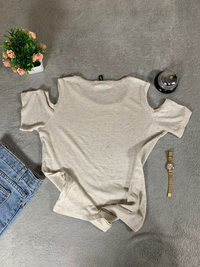 H&M Ribbed Cold Shoulder Top Size M (Category: Sleeveless) located in Candelaria. Submitted by angeltesoro3110 (Listing ID 1463903784, Image 2). Description: - Cream/beige ribbed top from H&M Divided - Size: Medium (M) - Design: Cold shoulder with short sleeves - Material: Polyester and elastane blend.