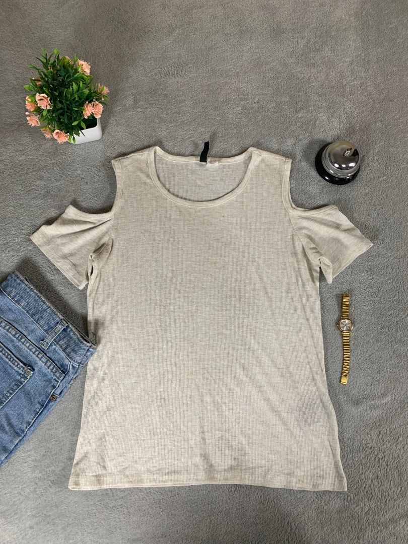 H&M Ribbed Cold Shoulder Top Size M (Category: Sleeveless) located in Candelaria. Submitted by angeltesoro3110 (Listing ID 1463903784, Image 1). Description: - Cream/beige ribbed top from H&M Divided - Size: Medium (M) - Design: Cold shoulder with short sleeves - Material: Polyester and elastane blend.