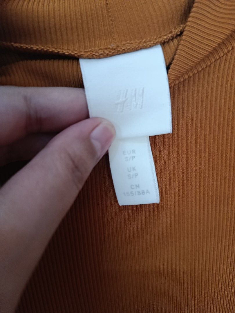 H&M Ribbed Turtleneck Long Sleeve Top (Category: Longsleeves) located in Manila. Submitted by tyrrachuuu (Listing ID 1463769245, Image 3). Description: - Brand: H&M - Style: Ribbed Turtleneck Top - Color: Brown - Sleeves: Long - Material: Soft and stretchy - Features: Great for layering or wearing alone, versatile - Size: S - Used twice for Scooby-Doo's Velma costume.