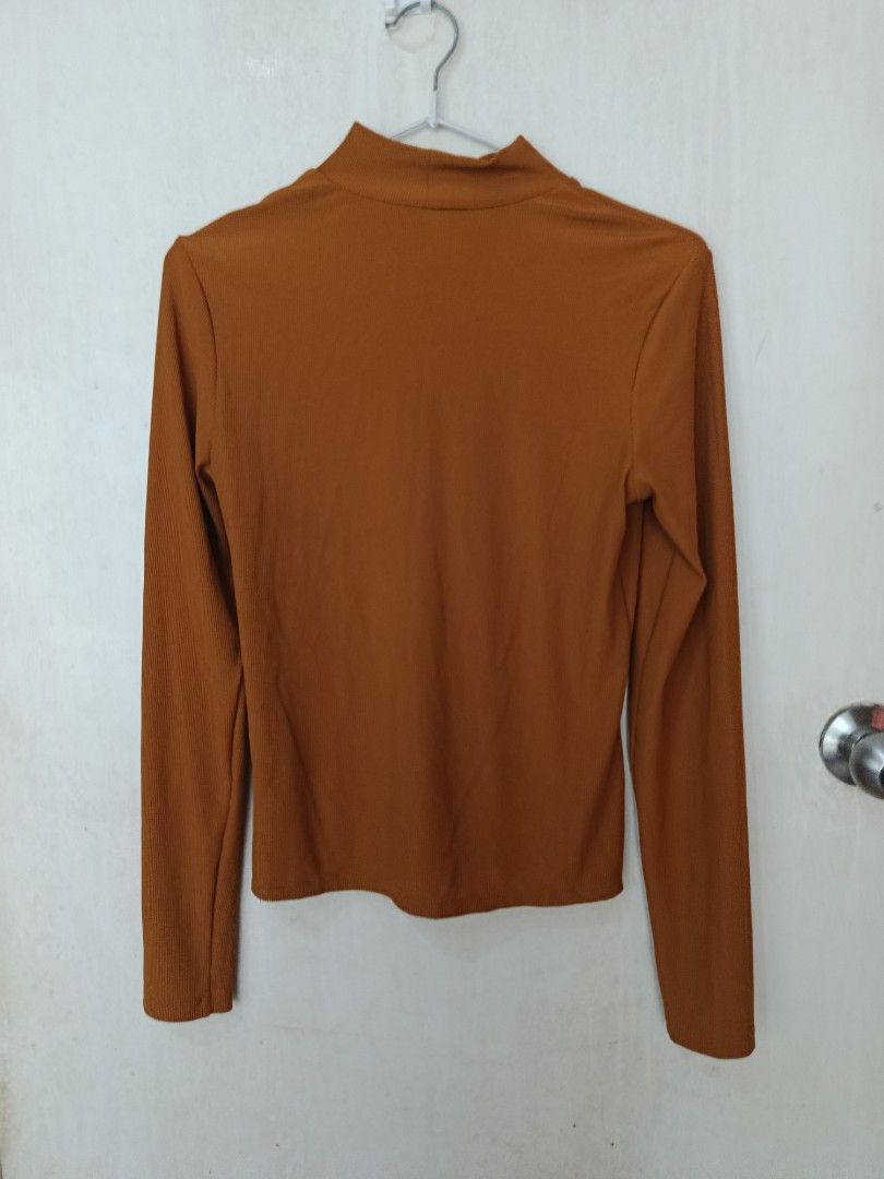 H&M Ribbed Turtleneck Long Sleeve Top (Category: Longsleeves) located in Manila. Submitted by tyrrachuuu (Listing ID 1463769245, Image 2). Description: - Brand: H&M - Style: Ribbed Turtleneck Top - Color: Brown - Sleeves: Long - Material: Soft and stretchy - Features: Great for layering or wearing alone, versatile - Size: S - Used twice for Scooby-Doo's Velma costume.