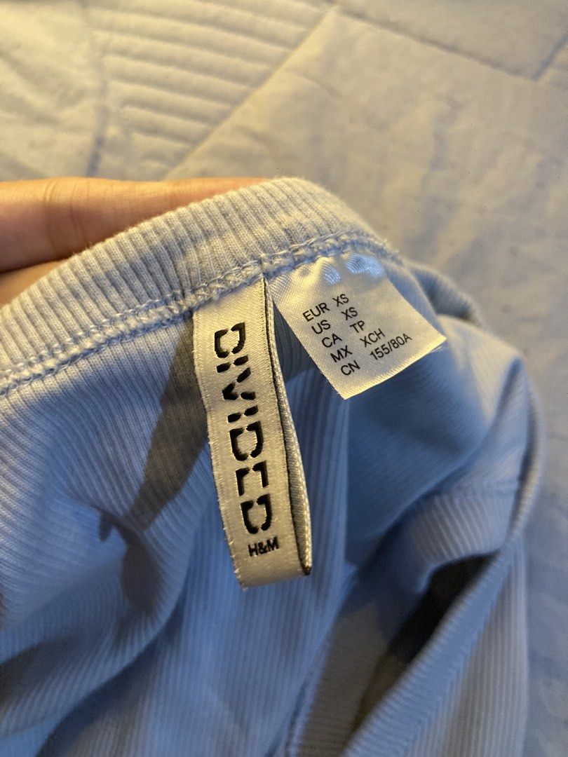 H&M Ribbed V-Neck Tank Top (Category: Sleeveless) located in Quezon City. Submitted by jazminrosee (Listing ID 1463778745, Image 3). Description: •same day delivery.